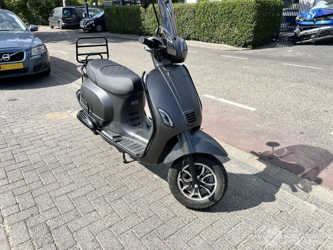 Santini  Capri bromscooter Injectie