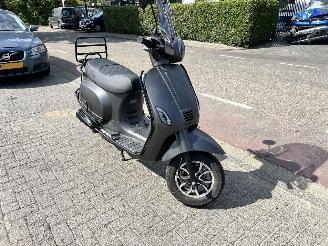 Santini  Capri bromscooter Injectie picture 1