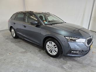 krockskadad bil auto Skoda Octavia 1.0 TSI Ambition 2021/7