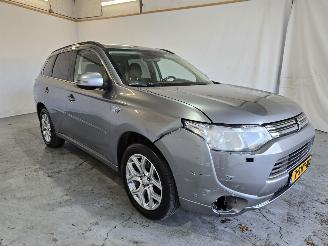skadebil auto Mitsubishi Outlander 2.0 PHEV Intense + 2013/11