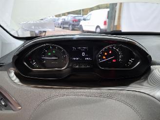 Peugeot 2008 1.6 VTi Féline picture 17
