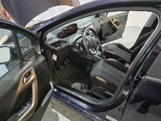 Peugeot 208 1.2 VTi Allure picture 15