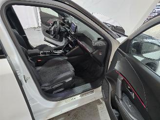 Peugeot 2008 1.2 Hybrid 145 GT picture 21
