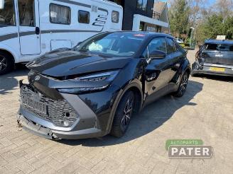 Salvage car Toyota C-HR C-HR (X2,H2), SUV, 2023 1.8 16V Hybrid 140 2025/2