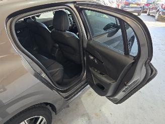 Peugeot 208 1.2 PureTech Allure Pack picture 18
