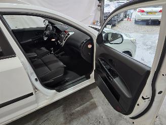 Kia Cee d 1.4 CVVT Navigator Plus Pack picture 14