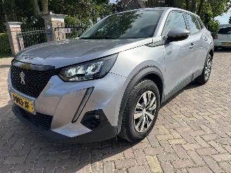 Unfallwagen Peugeot 2008 1.2 PURETECH BLUE LEASE ACTIVE ECC/NAV/LMV/PDC 2020/8
