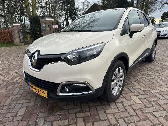Damaged car Renault Captur 0.9 TCe Dynamique 2013/10