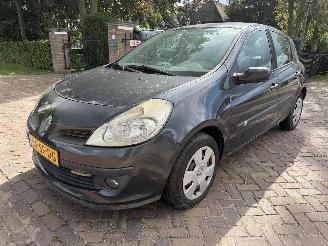 Auto incidentate Renault Clio 1.6-16V Dynamique Luxe 2005/11