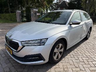 damaged passenger cars Skoda Octavia Combi 1.0 TSI Ambition 2021/3