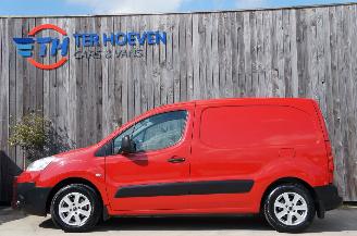 Vaurioauto  passenger cars Peugeot Partner 1.6 e-HDi L1H1 Airco Trekhaak 2-Persoons 66KW Euro 5 2011/9