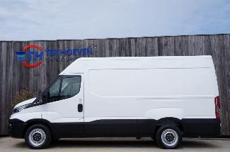 Schadeauto Iveco Daily 35S13 2.3 HPi L2H2 Hi-Matic Airco Navi Trekhaak 93KW 2016/1