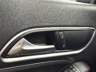 Mercedes Cla-klasse 180 Shooting Brake AMG-Line Panorama Unfall picture 32