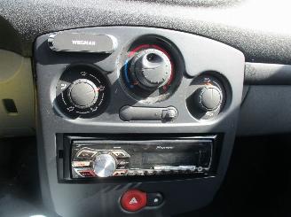 Renault Clio 1.2-16V Authentique picture 17