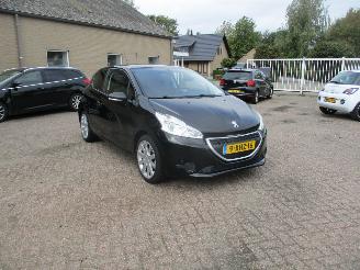 krockskadad bil auto Peugeot 208 1.0 VTi Acces NAP 2014/1