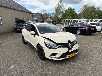 Damaged car Renault Clio 0.9 TCe Zen REST BPM €500,-!!! 2017/5