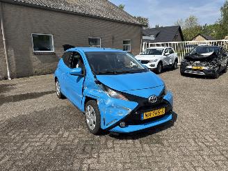 damaged passenger cars Toyota Aygo 1.0 VVT-i x-Play REST BPM €250,-!!! 2017/3