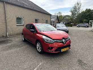 skadebil auto Renault Clio 0.9 TCe Bose 2017/8