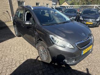 damaged passenger cars Peugeot 2008 1.2 PureTech Active REST BPM €300,-!!! 2016/3