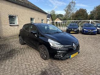 damaged passenger cars Renault Clio 0.9 TCe Intens REST BPM €400,-!!! 2018/8