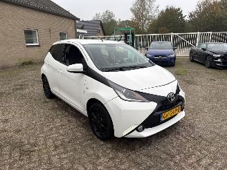 damaged passenger cars Toyota Aygo 1.0 VVT-i x-play 2015/5