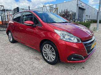 skadebil auto Peugeot 208 1.2 PureTech Signature 2019/9