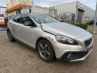 damaged passenger cars Volvo V-40 Cross Country 1.6 T4 Momentum Automaat 2013/9