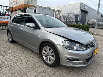 Vaurioauto  passenger cars Volkswagen Golf 1.0 TSI Comfortline 2015/10