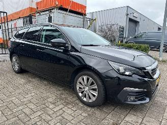 Schadeauto Peugeot 308 1.2 PureTech Blue Lease Premium 2018/2