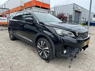 Vaurioauto  passenger cars Peugeot 5008 1.2 PureTech Blue Lease Premium 2019/9