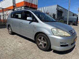 Schadeauto Toyota Avensis-verso 2.0i Linea Sol 7p. 2004/8