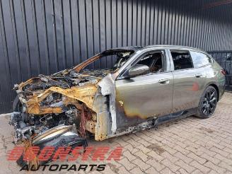 Vrakbiler auto BMW 5-serie 5 serie Touring (G61), Combi, 2024 550e xDrive 3.0 2025/1