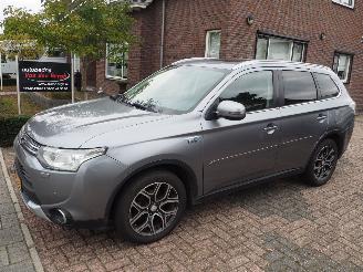 uszkodzony samochody osobowe Mitsubishi Outlander 2.0 PHEV Limited Edition X-Line 2015/5