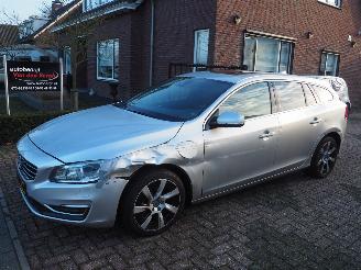 krockskadad bil auto Volvo V-60 2.4 D6 AWD Hybrid Summum 2013/10