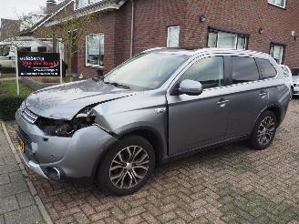 Voiture accidenté Mitsubishi Outlander 2.0 PHEV Limited Edition X-Line 2015/8
