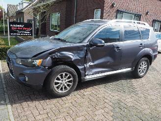 damaged passenger cars Mitsubishi Outlander 2.0 Intro Edition 2010/4
