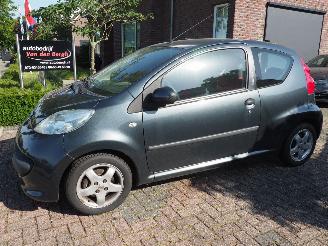 Vaurioauto  passenger cars Peugeot 107 1.0-12V XS Urban Move 2008/2
