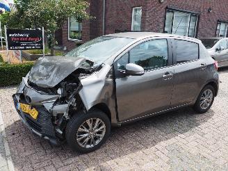 damaged passenger cars Toyota Yaris 1.5 VVT-i Dynamic 2019/10