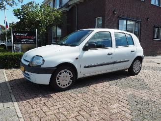 damaged passenger cars Renault Clio 1.2 MTV 2000/2