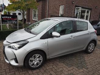 damaged passenger cars Toyota Yaris 1.5 Hybrid Active 2019/12