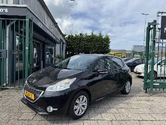 Damaged car Peugeot 208 1.0 VTI AIRCO 5-DEURS 2013/10