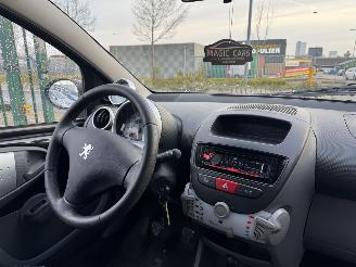 Peugeot 107 1.0 50KW AIRCO LEER 5-DEURS picture 7