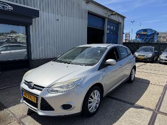 damaged passenger cars Ford Focus 1.6 AIRCO 5-DEURS 2011/6