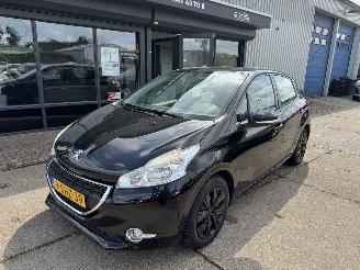 Schadeauto Peugeot 208 1.0 VTI 50KW AIRCO 2013/10