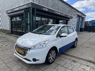 Vaurioauto  passenger cars Peugeot 208 1.2 VTI AIRCO 5-DEURS 2014/3