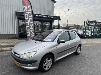 Damaged car Peugeot 206 1.4 16V AIRCO 5-DEURS 105.000 KM NAP! 2004/5
