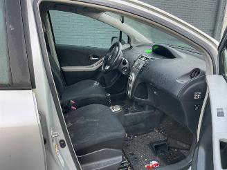 Toyota Yaris Yaris II (P9), Hatchback, 2005 / 2014 1.3 16V VVT-i picture 3