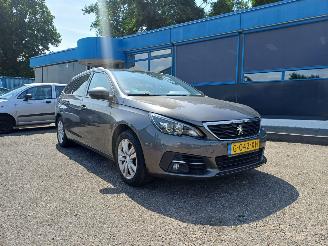 Damaged car Peugeot 308 SW 1.2 PureTech Blue Lease Executive 2020/2