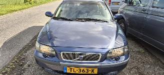 Vaurioauto  passenger cars Volvo V-70 2.4 D 2002/6
