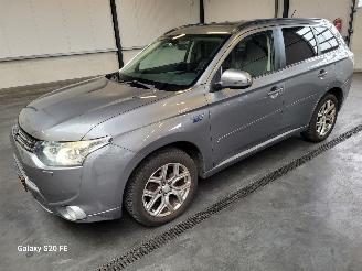 Coche accidentado Mitsubishi Outlander 2.0 PHEV 89-KW Automaat Instyle 4-WD 2013/12